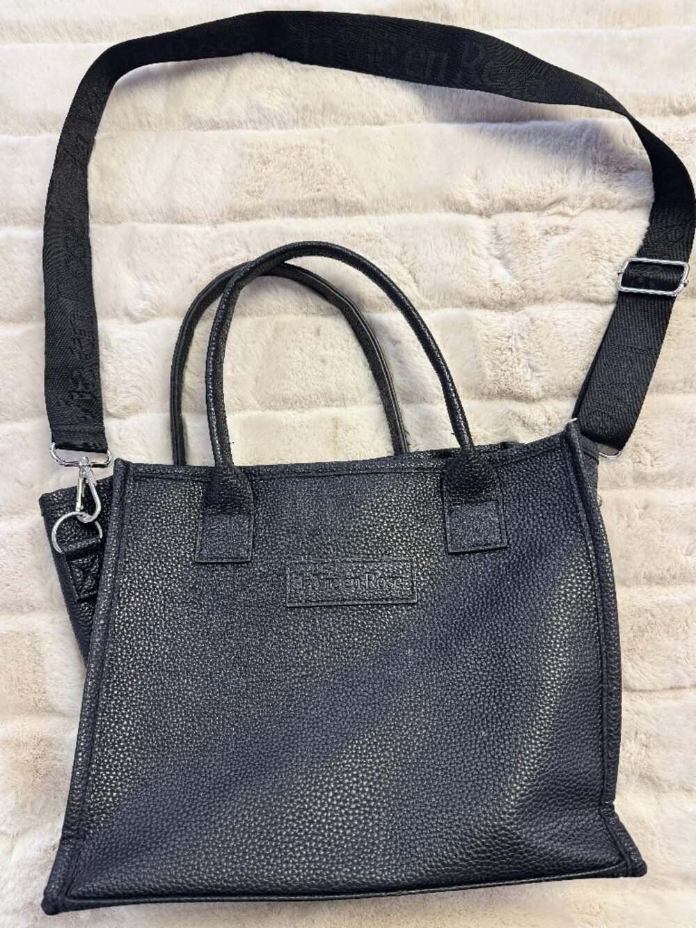 La Vie en Rose faux-leather tote bag